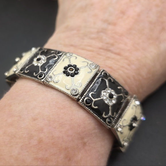 Fashion Jewelry Jewelry - Black and Cream Floral Bracelet (2322)